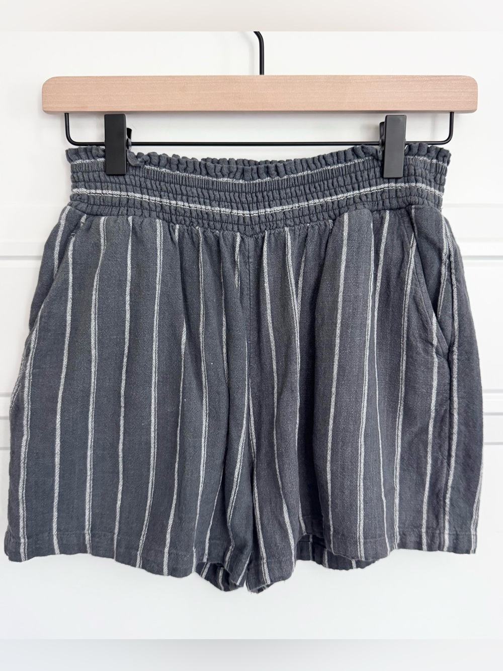 Universal Thread Linen-Blend High-Waist Gray Pinstripe Women’s Shorts, XS